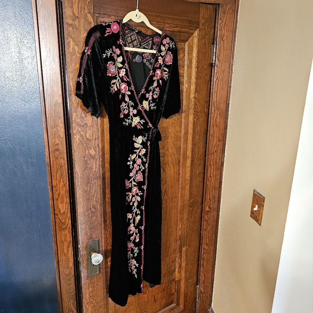 Johnny Was Lilith Black Embroidered Velvet Silk Wrap Dress XS
